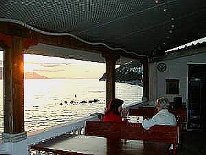 Sonnenuntergangt in restaurant am meer in Komarna
